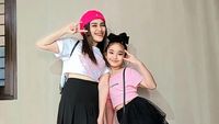 10 Momen Seru Bak Bestie Artis Boyong Anak Nonton BLACKPINK di GBK