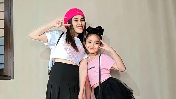 10 Momen Seru Bak Bestie Artis Boyong Anak Nonton BLACKPINK di GBK
