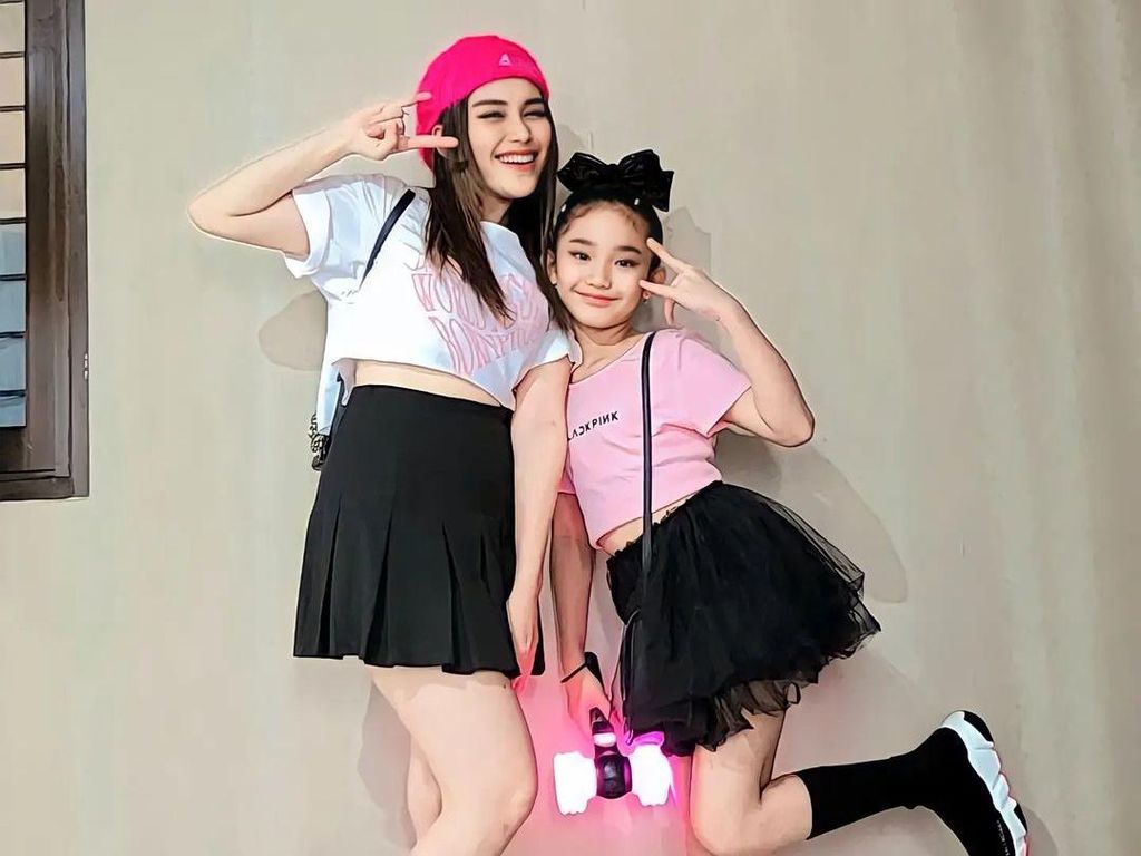 10 Momen Seru Bak Bestie Artis Boyong Anak Nonton BLACKPINK di GBK 10 Momen Seru Bak Bestie Artis Boyong Anak Nonton BLACKPINK di GBK