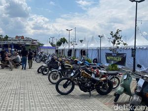 Kala Motor dan Mobil Adu Ganteng di Kota Bandung