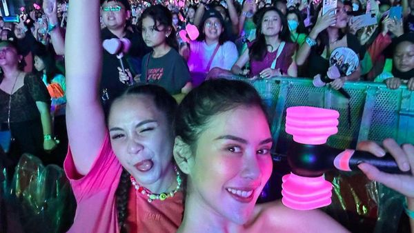 Seru Banget! Gaya 7 Selebritas Nonton Konser BLACKPINK