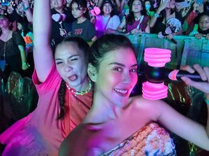 Seru Banget! Gaya 7 Selebritas Nonton Konser BLACKPINK