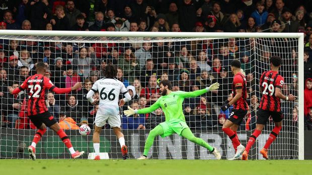 BOURNEMOUTH, ENGLAND - MARCH 11: Philip Billing of AFC Bournemouth scores the team's first goal past Alisson Becker of Liverpool during the Premier League match between AFC Bournemouth and Liverpool FC at Vitality Stadium on March 11, 2023 in Bournemouth, England. (Photo by Luke Walker/Getty Images)
