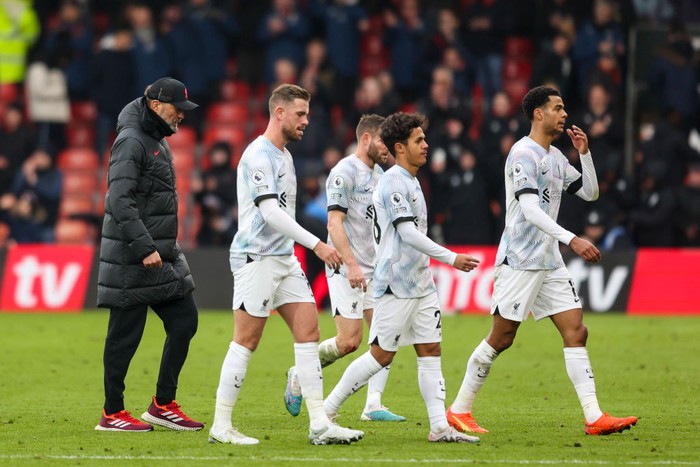 Bournemouth vs Liverpool BOURNEMOUTH, ENGLAND - MARCH 11: Head Coach Jurgen Klopp of Liverpool with Jordan Henderson, Fabio Carvalho, James Milner and Cody Gakpo of after their sides 1-0 defeat during the Premier League match between AFC Bournemouth and Liverpool FC at Vitality Stadium on March 11, 2023 in Bournemouth, England. (Photo by Robin Jones - AFC Bournemouth/AFC Bournemouth via Getty Images)