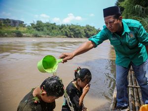 Jelang Ramadhan, Warga Mandi Air Kembang di Sungai Cisadane