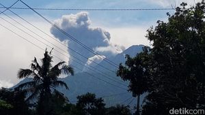 Penampakan Gunung Merapi Erupsi Siang Ini