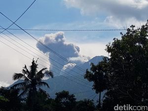Penampakan Gunung Merapi Erupsi Siang Ini