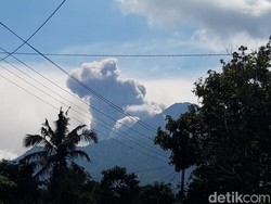 Gunung Merapi Erupsi Siang Ini, Hujan Abu Guyur Selo Boyolali