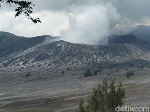Merapi Erupsi Tak Pengaruhi Aktivitas Gunung Semeru dan Bromo