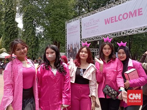Fan atau BLINK di konser BLACKPINK, Stadion Utama Gelora Bung Karno, Sabtu (11/3).