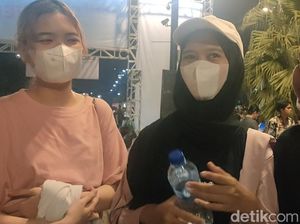 Senangnya Fans BLACKPINK Walau Hanya Dengar Suara Konser dari Luar GBK