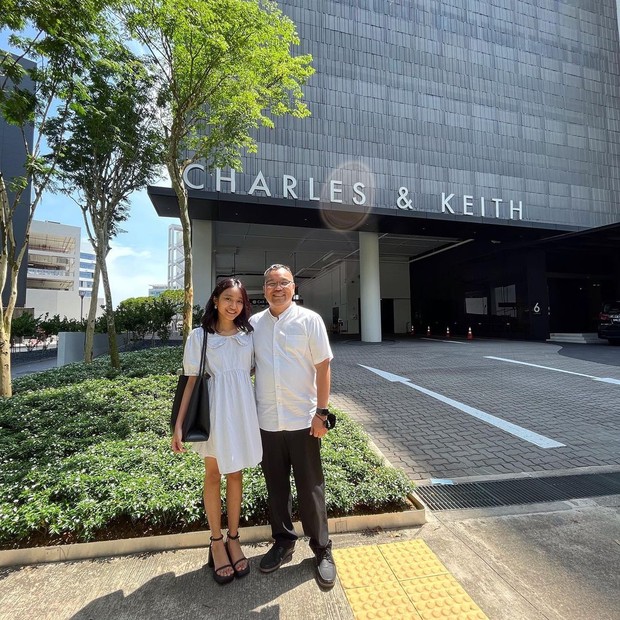 Zoe Gabriel dan ayah diundang ke Charles & Keith headquarters/