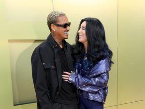 Cher Pacari Brondong 40 Tahun Lebih Muda: Yang Seumuran Semua Sudah Mati Cher Pacari Brondong 40 Tahun Lebih Muda: Yang Seumuran Semua Sudah Mati