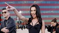 Foto: Artis Dunia Hadiri Show Versace di Hollywood, Cher Bawa Pacar Muda