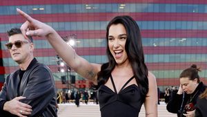 Foto: Artis Dunia Hadiri Show Versace di Hollywood, Cher Bawa Pacar Muda
