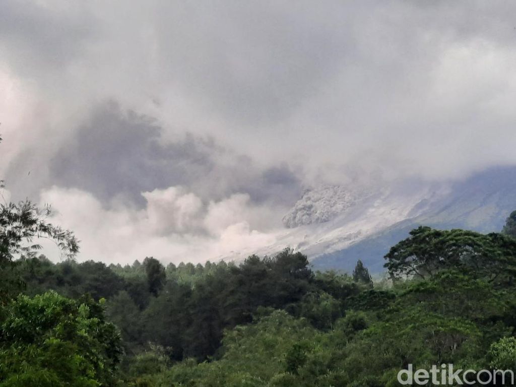 Gunung Merapi Erupsi Muntahkan Awan Panas, Potensi Bahaya 7 Km Gunung Merapi Erupsi Muntahkan Awan Panas, Potensi Bahaya 7 Km