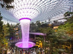 Air Terjun Rain Vortex Sambut Kedatangan Pangeran William di Singapura