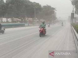 Penampakan Hujan Abu di Temanggung Akibat Erupsi Gunung Merapi