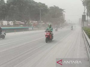 Penampakan Hujan Abu di Temanggung Akibat Erupsi Gunung Merapi Penampakan Hujan Abu di Temanggung Akibat Erupsi Gunung Merapi