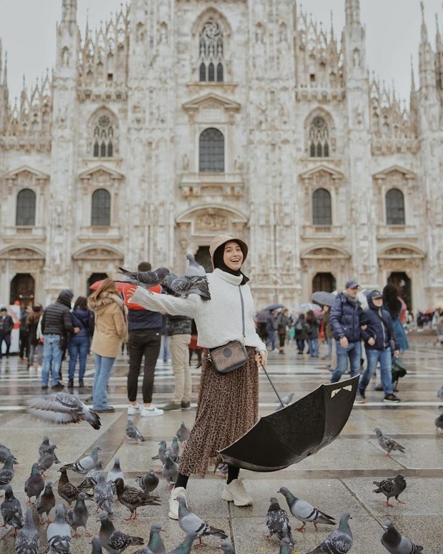 Inspirasi Gaya Helmi Nursifah dengan Rok Helmi Nursifah