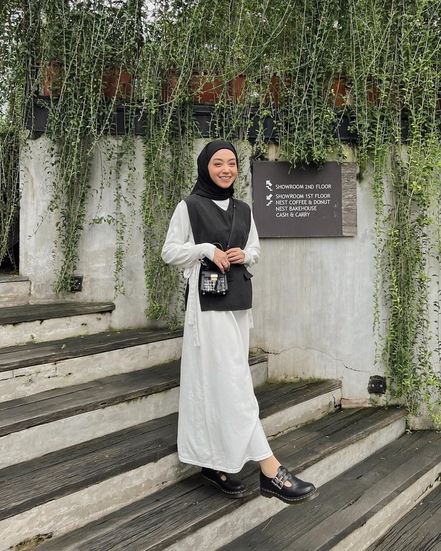 Inspirasi Gaya Meira dengan Rok Meira