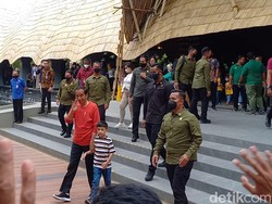 Jokowi dan Keluarga Makan Siang di Solo Safari, La Lembah Sempat Naik Kuda