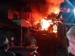 Gudang Distro di Margahayu Kabupaten Bandung Hangus Terbakar