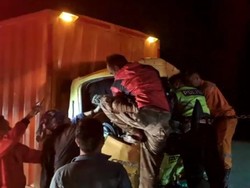 Mobil Boks Tabrak Truk di Tol Cipularang, Sopir Tewas Terjepit