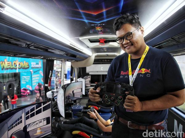 Keren! Bus Double Decker Ini Dalamnya Ada Simulator F1