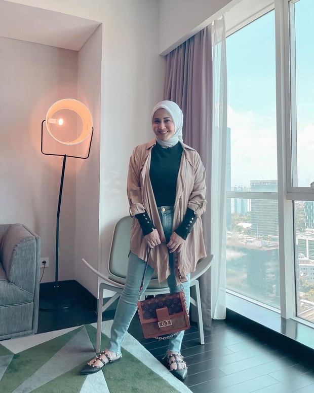 Kesha Ratuliu dengan jeans untuk bukber/Sumber: IG @kesharatuliu05