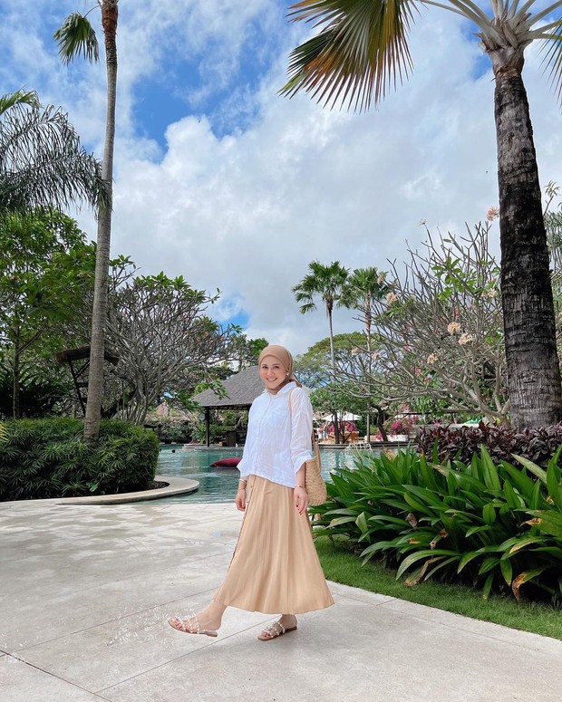 Kesha Ratuliu dengan kemeja putih/Sumber: IG @kesharatuliu05