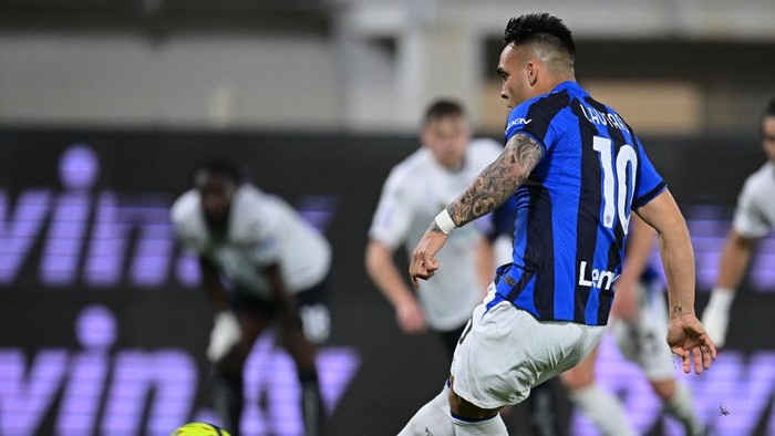 LA SPEZIA, ITALY - MARCH 10:  Lautaro Martinez of FC Internazionale takea a penalty kick off during the Serie A match between Spezia Calcio and FC Internazionale at Stadio Alberto Picco on March 10, 2023 in La Spezia, Italy. (Photo by Mattia Ozbot - Inter/Inter via Getty Images)