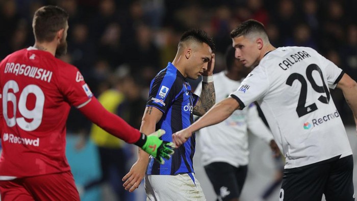 LA SPEZIA, ITALY - MARCH 11: Lautaro Javier Martínez of FC Internazionale shows hid dejection during the Serie A match between Spezia Calcio and FC Internazionale at Stadio Alberto Picco on March 11, 2023 in La Spezia, Italy.  (Photo by Gabriele Maltinti/Getty Images)