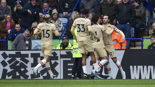 Chelsea's Ben Chilwell, right, is congratulated after scoring his side's opening goal during the English Premier League soccer match between Leicester City and Chelsea at King Power stadium in Leicester, England, Saturday, March 11, 2023. (AP Photo/Rui Vieira)
