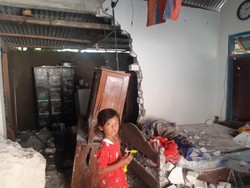 Korban Bekas Galian Longsor Timpa Dua Rumah di Lamongan Mengungsi