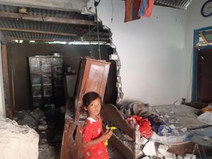 Korban Bekas Galian Longsor Timpa Dua Rumah di Lamongan Mengungsi Korban Bekas Galian Longsor Timpa Dua Rumah di Lamongan Mengungsi