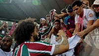 Marcelo terlihat siap meladeni antusiasme fans, termasuk memberikan tanda tangan. Foto: REUTERS/PILAR OLIVARES  