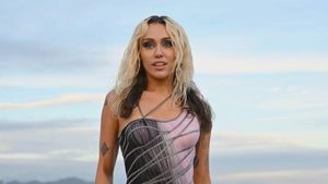7 Gaya Miley Cyrus Kembali Eksis di Red Carpet Setelah Lagunya Flowers Viral