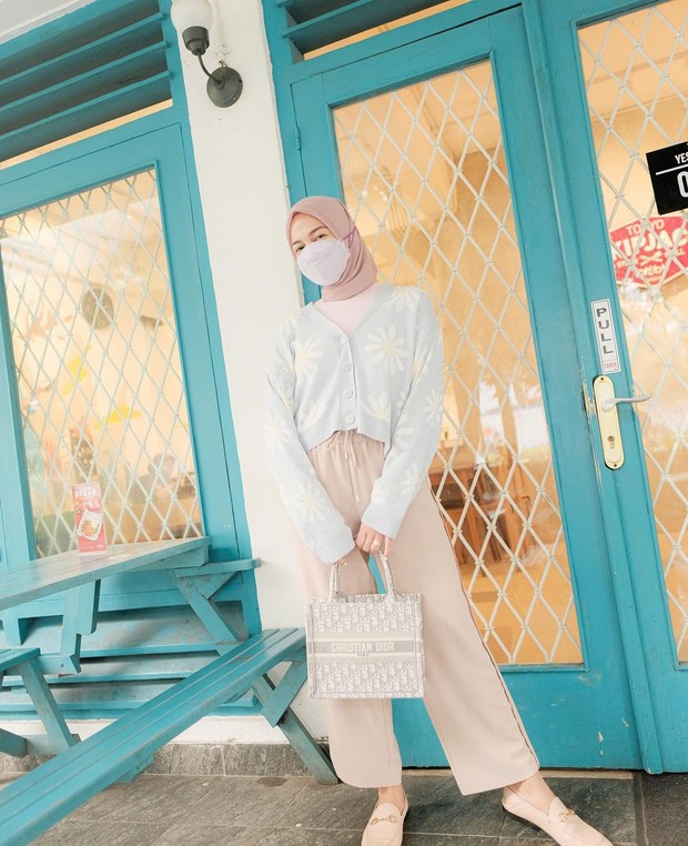 Nina Zatulini dengan cropped cardigan/Sumber: IG @ninazatulini22