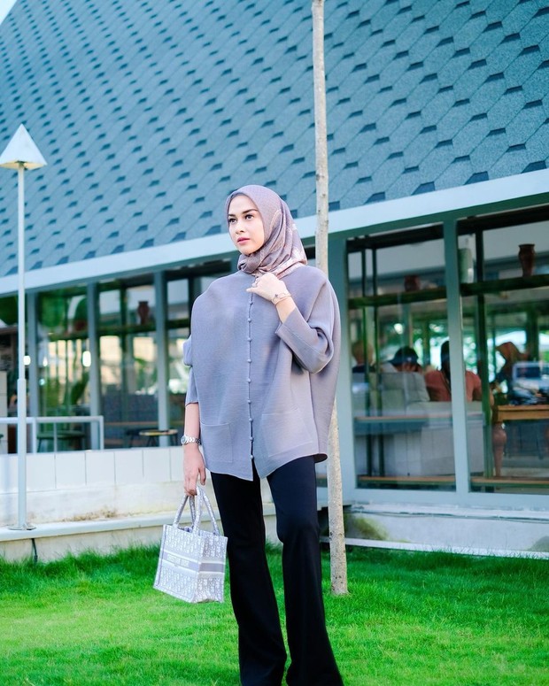 Nina Zatulini dengan outfit sederhana/Sumber: IG @ninazatulini22