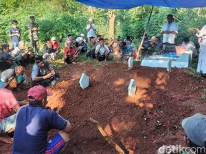 Ibu-Anak Korban Kebakaran Depo Pertamina Plumpang Asal Sumenep Dimakamkan Ibu-Anak Korban Kebakaran Depo Pertamina Plumpang Asal Sumenep Dimakamkan