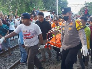 Nekat Terobos Palang Perlintasan, Lansia Tewas Tertabrak KRL di Jakbar Nekat Terobos Palang Perlintasan, Lansia Tewas Tertabrak KRL di Jakbar