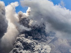 Gunung Merapi Erupsi, Langit Semula Cerah Berubah Gelap-Potensi Bahaya 7 Km