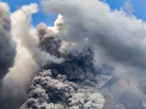 Detik-detik Gunung Merapi Erupsi! Detik-detik Gunung Merapi Erupsi!
