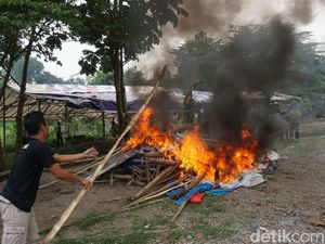 Lokasi Judi Beromzet Puluhan Juta di Mojokerto Digerebek, Arena Dibakar Lokasi Judi Beromzet Puluhan Juta di Mojokerto Digerebek, Arena Dibakar