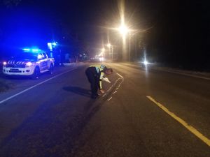 Pemotor Asal Surabaya Tewas Ditabrak Truk di Mojokerto Pemotor Asal Surabaya Tewas Ditabrak Truk di Mojokerto
