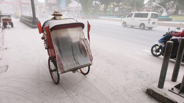 Potret Kota Magelang Diguyur Hujan Abu Gunung Merapi