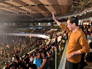 Jokowi Ikut Nyanyi Smoke on The Water di Konser Deep Purple Jokowi Ikut Nyanyi Smoke on The Water di Konser Deep Purple