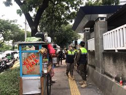 Satpol PP Bubarkan PKL di Trotoar Kawasan Konser BLACKPINK