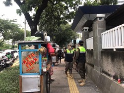 Satpol PP Bubarkan PKL di Trotoar Kawasan Konser BLACKPINK